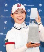ゴルフのＢＭＷ女子選手権で米ツアー初優勝を果たし、トロフィーを手に笑顔を見せる吉田優利＝25日、韓国南西部・海南のパインビーチ・リンクス（ゲッティ＝共同）