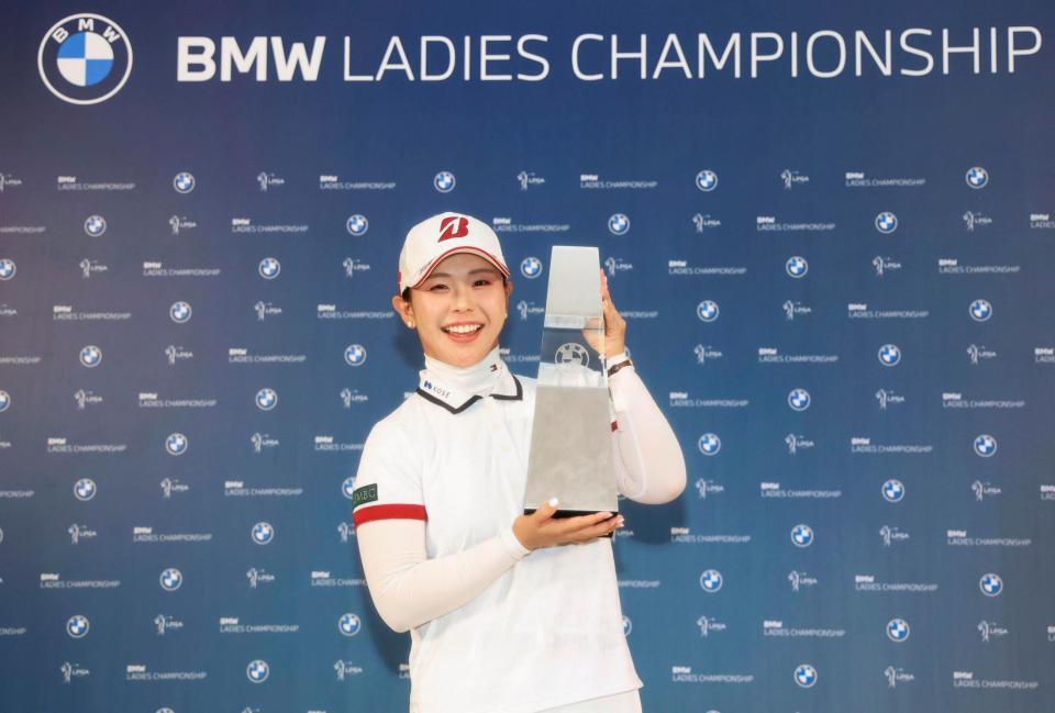 ゴルフのＢＭＷ女子選手権で米ツアー初優勝を果たし、トロフィーを手に笑顔を見せる吉田優利＝25日、韓国南西部・海南のパインビーチ・リンクス（ゲッティ＝共同）