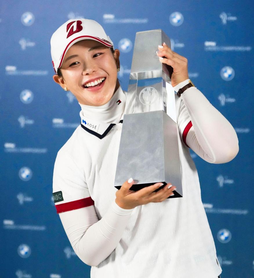 ゴルフのＢＭＷ女子選手権で米ツアー初優勝を果たし、トロフィーを手に笑顔を見せる吉田優利＝25日、韓国南西部・海南のパインビーチ・リンクス（ＡＰ＝共同）