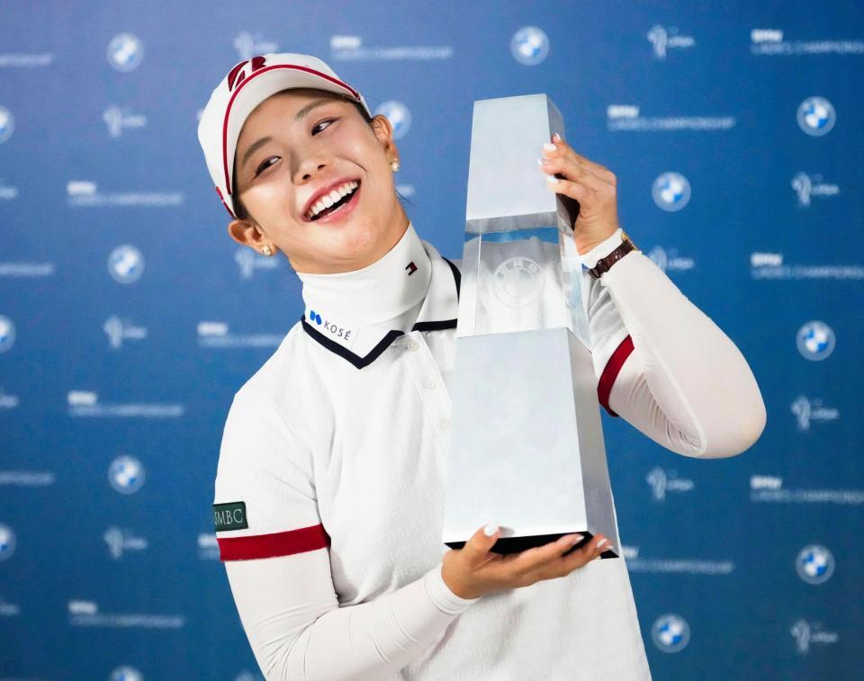 ゴルフのＢＭＷ女子選手権で米ツアー初優勝を果たし、トロフィーを手に笑顔を見せる吉田優利＝25日、韓国南西部・海南のパインビーチ・リンクス（ＡＰ＝共同）