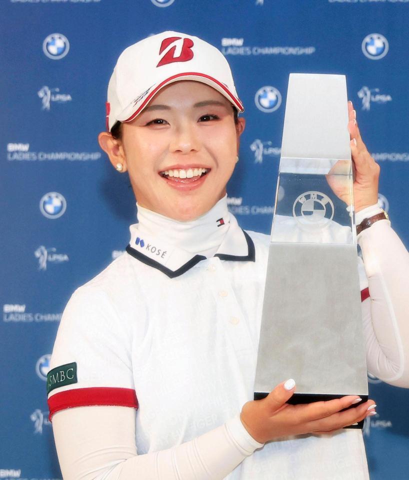 ゴルフのＢＭＷ女子選手権で米ツアー初優勝を果たし、トロフィーを手に笑顔を見せる吉田優利＝25日、韓国南西部・海南のパインビーチ・リンクス（ゲッティ＝共同）