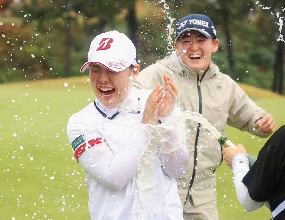 最終ラウンド、米ツアー初優勝を果たし、手荒い祝福を受ける吉田優利＝パインビーチ・リンクス（ゲッティ＝共同）