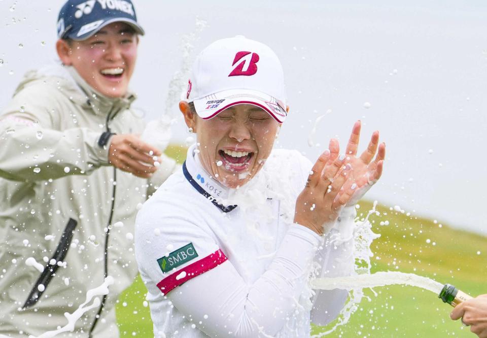 　米ツアー初優勝を果たし、手荒い祝福を受ける吉田優利（ＡＰ＝共同）