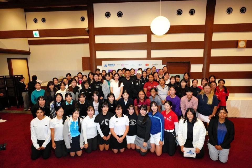ジュニアたちと写真に収まるアニカ・ソレンスタム
