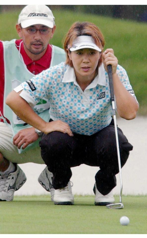 　キャディーとともにラインを読む藤井プロ＝０４年５月、ヴァーナルレディースから