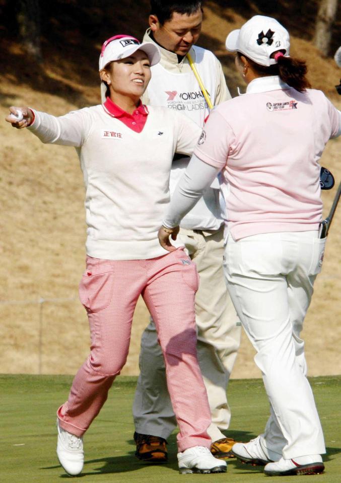 　イ・ボミ（左）の日本初Ｖはアン・ソンジュ（右）とのプレーオフを制してのもの（２０１２年３月・プロギアレディース）