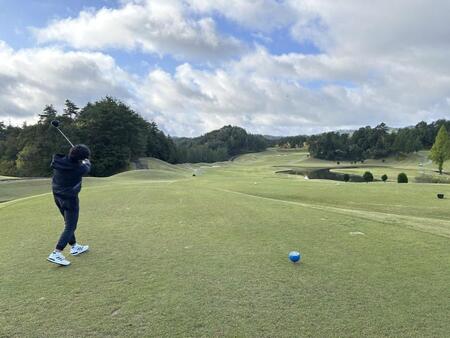 右サイドに池が広がる４番パー４。豪快にドライバーを振り抜く大畑さん
