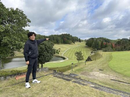 絶景の甲賀９番ホールを指さす大畑さん
