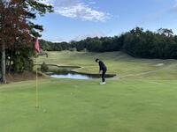 ４番グリーンでパットを打つ大畑さん。バックの池が美しい