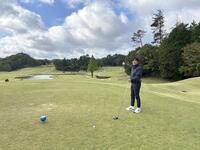 池がフェアウエーを横切る最難関８番パー４のティーイングエリアに立つ大畑さん