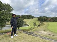 絶景の甲賀９番ホールを指さす大畑さん