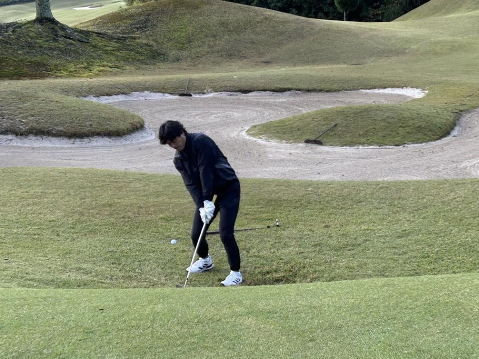 グリーン回りからフワリと上げる絶妙のアプローチを披露した大畑さん