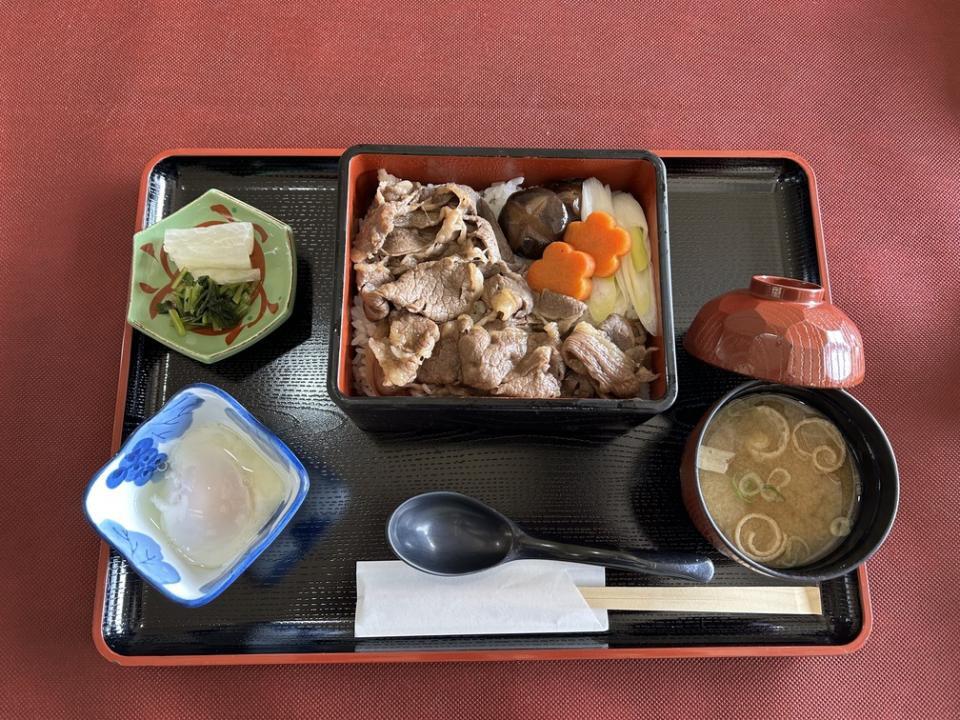 青森産の上質な下北牛を味わえる「下北牛のすきやき重」