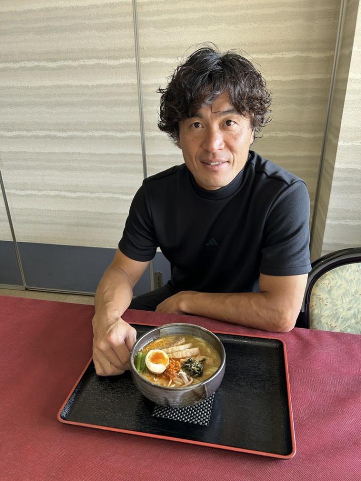 「豆乳魯肉麺」を前に笑顔の大畑さん
