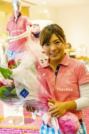 　サマンサタバサのショップでイベントに参加した堀奈津佳