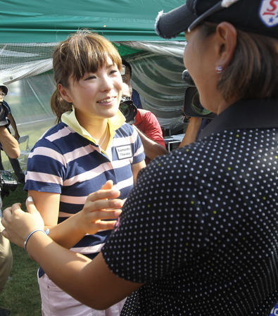 　ＮＥＣ軽井沢７２トーナメントで優勝した成田美寿々プロ（右）を祝う堀奈津佳プロ