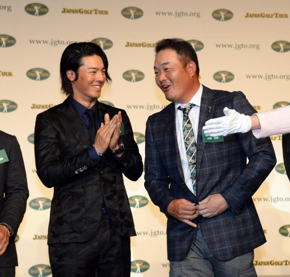 　石川遼（左）にとって今季は飛躍のシーズンとなるか…（写真は昨年のジャパンゴルフツアー表彰式。右は小田孔明）