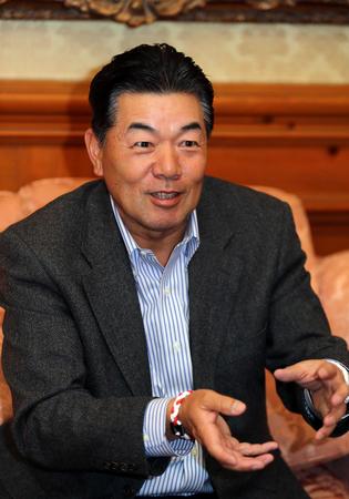 　「鉄人」の異名とは似つかわしくない柔和な笑顔で語る（撮影・山口登）