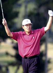 　カシオワールドオープンで優勝し、観客の声援に応える室田プロ＝２００１年１１月、いぶすきＧＣ開聞コース