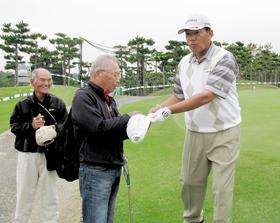 　ギャラリーに気軽にサインする室田プロ