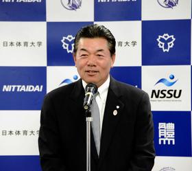 　客員教授就任会見で抱負を語る室田プロ（２０１４年４月７日・日体大）