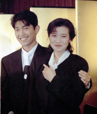 　薬丸裕英（左）と石川秀美の婚約会見＝９０年６月４日撮影