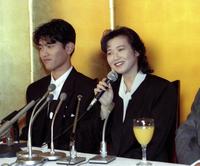 　薬丸裕英（左）と石川秀美の婚約会見＝９０年６月４日撮影