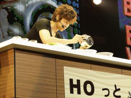 　料理を披露した東方神起のユンホ