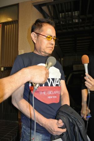 　小野ヤスシさんの弔問を終えて唇をかみしめる加藤茶