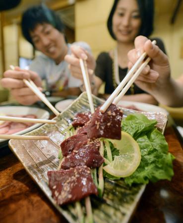 　７月１日の販売禁止を前に、焼き肉店で「牛レバ刺し」を味わう人たち