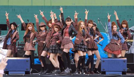 　ファンの声援に応え熱唱するＡＫＢ４８（撮影・石湯恒介）