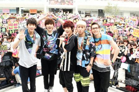 日本デビュー曲発売イベントを行ったＢ１Ａ４の（左から）ゴンチャン、サンドゥル、ジニョン、パロ、シヌゥ