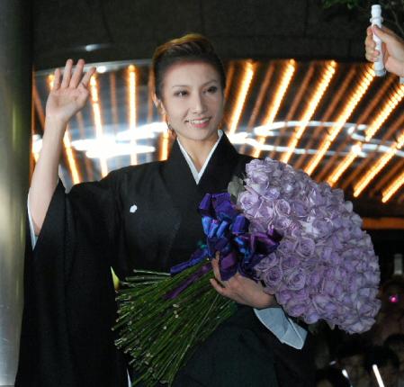 小雨が降る中、別れを惜しむ８０００人のファンに手を振る大空祐飛