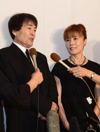 小野ヤスシさんの思い出を語る平尾昌晃と小柳ルミ子（右）＝都内