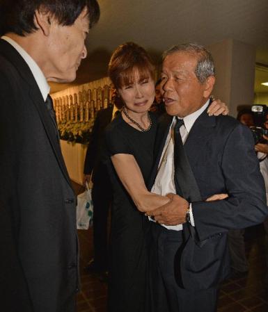 通夜に駆けつけた左とん平（右）に抱きつき泣きじゃくる小柳ルミ子（左は平尾昌晃）＝都内