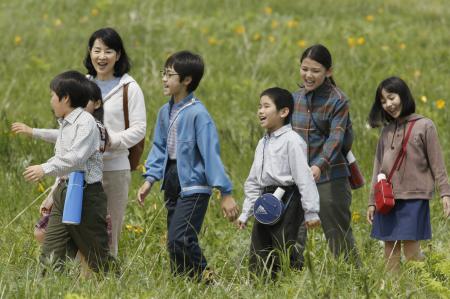 　子役との絆を深めた吉永小百合（右から２人目）