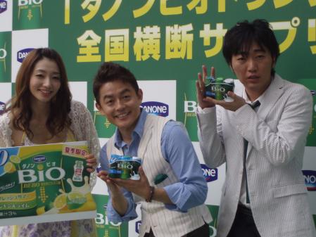　イベントに登場した（左から）眞鍋かをり、スピードワゴンの井戸田潤、小沢一敬