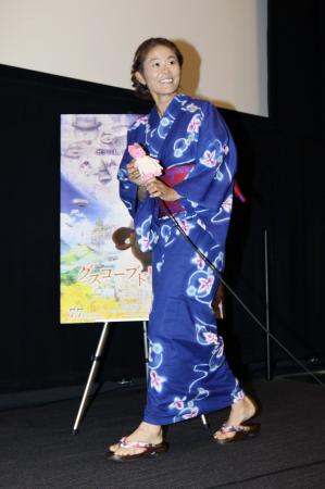 　試写会のゲストとして鮮やかな青色の浴衣で登場した沢穂希（撮影・山口　登）