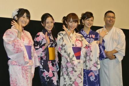 　浴衣姿で色気を振りまいた大堀恵（右から２人目）