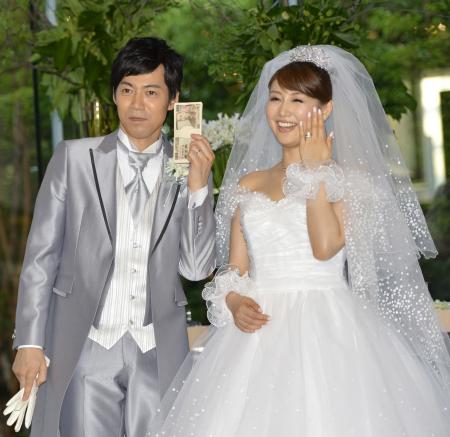 　幸せいっぱいの東貴博と安めぐみ（撮影・田村亮介）