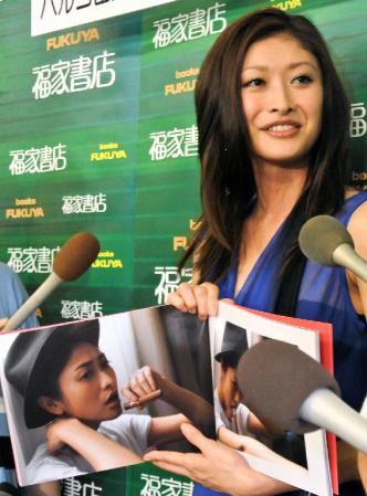 初挑戦の男装カットを披露する山田優