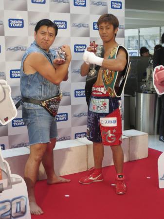 　粉川拓也（右）とワイルドにポーズを決めるスギちゃん