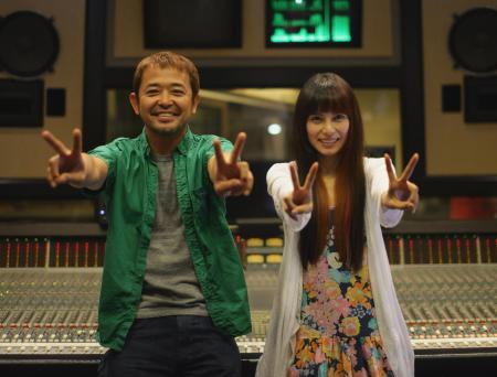 　レコーディングスタジオでピースサインを決める奥田民生（左）と柴咲コウ