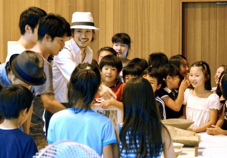 　湊山小学校を訪れ、特別授業を受ける松山ケンイチ（奥左から３人目）＝神戸市兵庫区