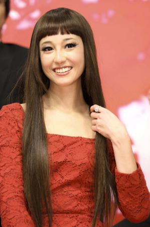 　公式ホームページに活動再開を掲載した沢尻エリカ