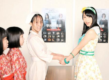 看護士の幽霊と握手する松井玲奈