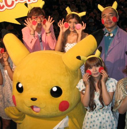 感激のあまり「出産したい！」と叫んだ中川翔子（前列右）。（後列左から）山寺宏一、ローラ、高橋克実