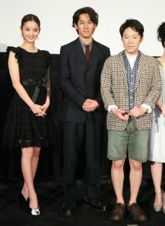 「別に」あいさつで沸かせた阿部サダヲ（右）。写真は左から佐々木希、永山絢斗