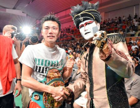 新チャンピオンに輝きデーモン閣下とガッツポーズを見せる五十嵐俊幸（左）＝ウイング・ハット春日部（撮影・会津智海）