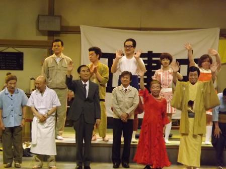 　カーテンコールに登場し、観客に手を振る桂文枝（前列左から３人目）